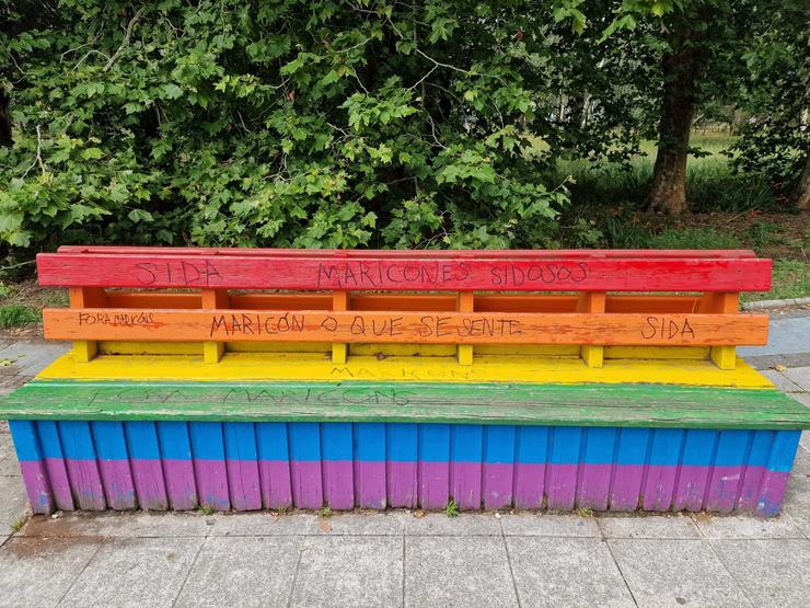 Pintadas homófobas nun banco pintado coa bandeira arcoiris / BNG - Europa Press
