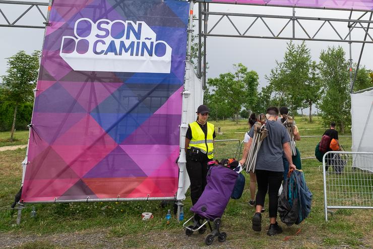 Arquivo - Un grupo de persoas á súa chegada á zona de acampada no festival Oson de Camiño, no Monte do Gozo, a 15 de xuño de 2022, en Santiago de Compostela, A Coruña, Galicia, (España). A pesar de que houbo perigo de cancelación tras o acciden. César Arxina - Europa Press - Arquivo / Europa Press