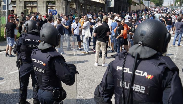 Axentes de Policía nacional antidisturbios fronte a unha manifestación de traballadores do metal na Avenida de Peinador.. Javier Vázquez - Europa Press