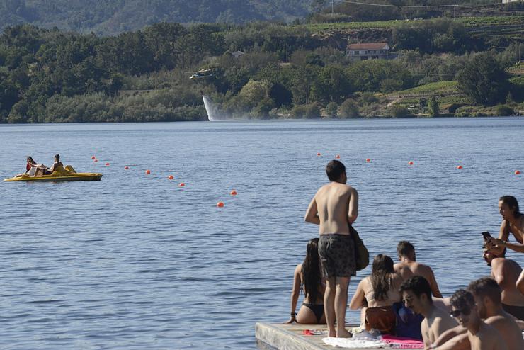 Bañistas no encoro de Castrelo de Miño 