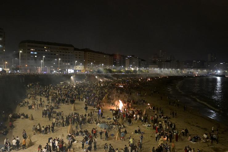 Arquivo - Centenares de persoas na Noite de San Juan, a 23 de xuño de 2022, na Coruña, Galicia (España). A tradicional festa de San Juan recupera este 2022 a normalidade, tras os condicionantes impostos pola pandemia, coa posibilidade de ha. M. Dylan - Europa Press - Arquivo 