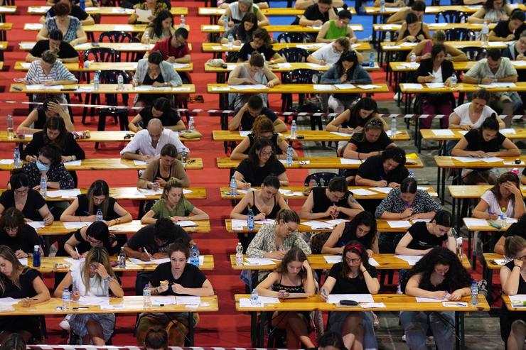 Miles de aspirantes vestíronse de negro como protesta mentres realizan as oposicións de Enfermaría do Sergas  