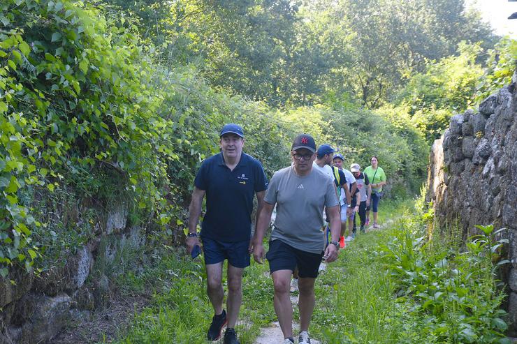 Ruta sendeirismo Pena Corneira conselleiro Cultura, Román Rodríguez e conselleiro Medio Rural, José González. RAMSÉS / Europa Press