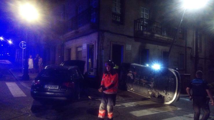 Imaxe do accidente co coche envorcado.. POLICÍA LOCAL