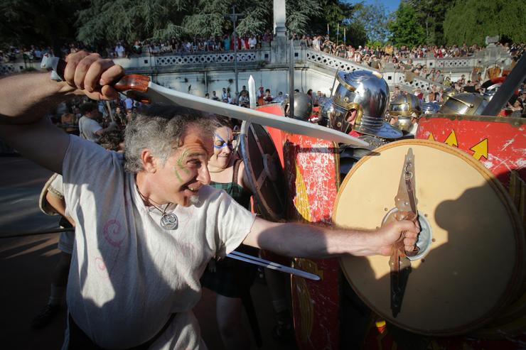 Varias persoas caracterizadas durante a batalla final entre Castrexos e romanos para pechar Arde Lucus, a 25 de xuño de 2023, en Lugo / Carlos Castro - Europa Press