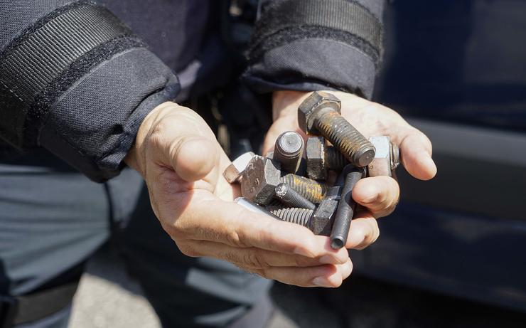 Un home mostra parafusos que os traballadores do metal tiraron á Policía durante unha manifestación en Vigo.. Javier Vázquez - Europa Press / Europa Press