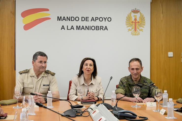A ministra de Defensa, Margarita Carballos, durante a súa visita ao Cuartel Xeral do Mando de Apoio á Manobra (CGMAN) na Coruña. M. Dylan - Europa Press 