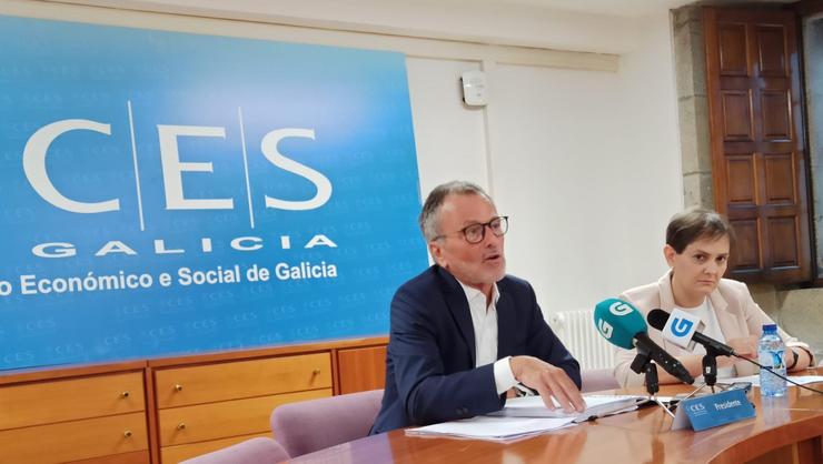 O presidente do Consello Económico e Social, Agustín Hernández, e Cristina Rama --representante da Confederación de Empresarios de Galicia no CES-- presentan a memoria do CES de 2022 