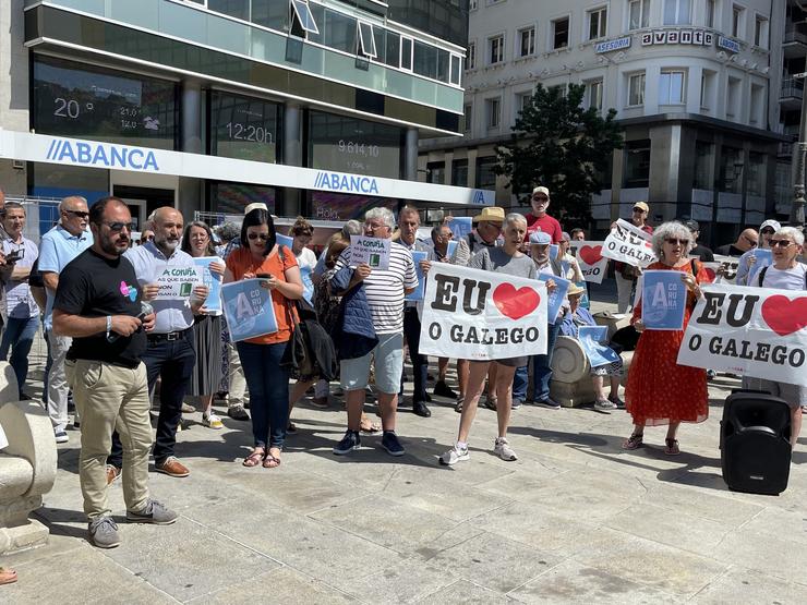 Mobilización na Coruña, convocada pola Mesa de Normalización Lingüística, en defensa da toponimia oficial galega. A MESA