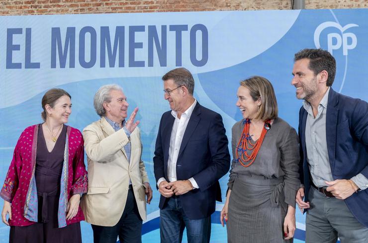 A secretaria xeral do PP, Cuca Gamarra (2d) e o líder do PP, Alberto Núñez Feijoo (c) , o portavoz de campaña do PP, Borja Sémper (1d) e o exministro César Antonio Molina durante a etapa do socialista José Luís Rodríguez Zapatero 
