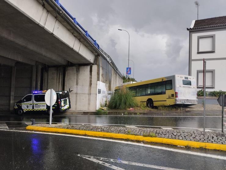 Ferido o condutor dun autobus urbano en Santiago ao saírse da vía e chocar contra unha ponte da AP-9 / Europa Press