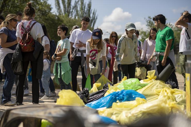 Case mil voluntarios colaboran nas 59 recollidas de lixo de '1m2 contra a basuraleza' en Galicia. DAVID F SABADELL 