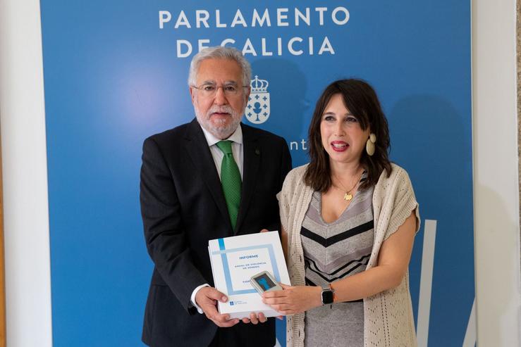 A conselleira de Promoción do Emprego e Igualdade, María Jesús Lorenzana, entrega ao presidente do Parlamento de Galicia, Miguel Ángel Santalices, do Informe anual de violencia de xénero 2022 
