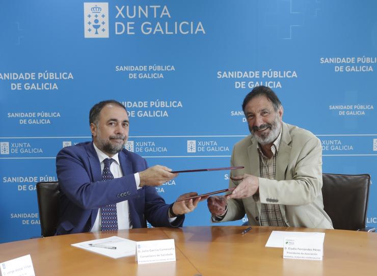O conselleiro de Sanidade, Xullo García Comesaña, e o presidente de FADEMGA, Eladio Fernández, asinan un convenio de colaboración.. XUNTA DE GALICIA / Europa Press