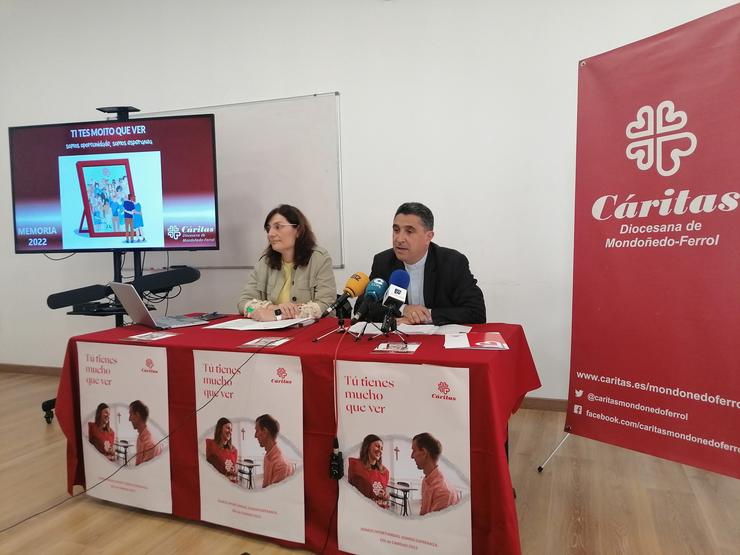 Marta Pazo e monseñor García Cadiñanos durante a presentación da Memoria 2022 - 