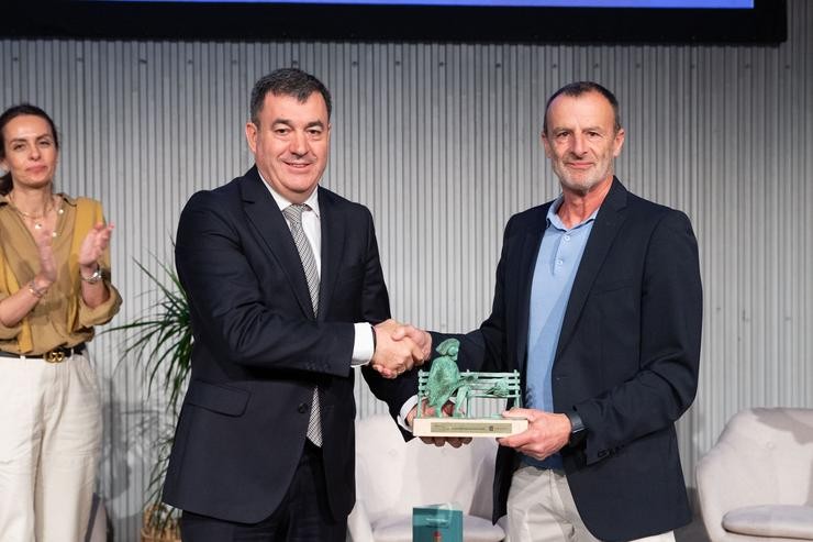 Entrega do premio a Manuel Núñez Singala. Foto: Prensa Xunta de Galicia.