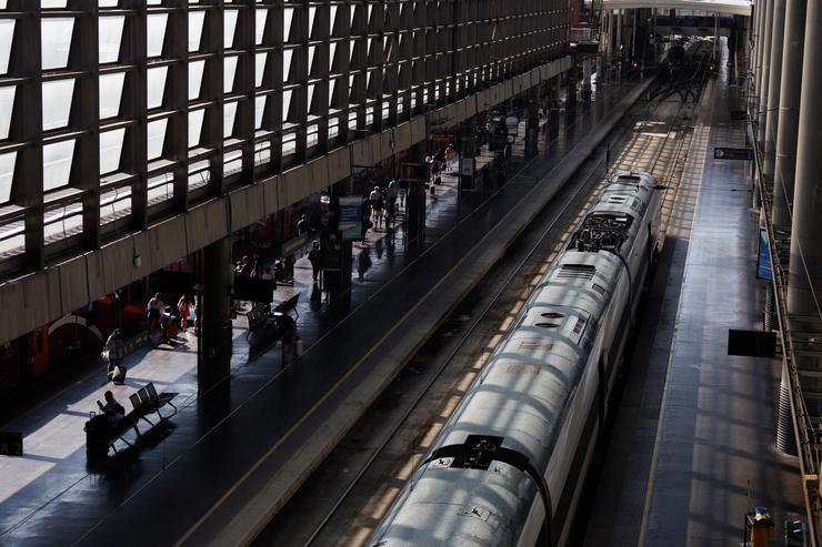 Un tren na estación de Atocha-Almudena Grandes, a 30 de xuño de 2023, en Madrid 