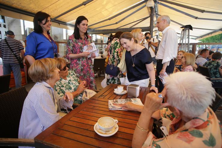 A candidata número 2 ao Congreso dos Deputados, polo PP, Marta Rivera da Cruz, conversa con varias mulleres na praza Maior de Lugo, a 10 de xullo de 2023, en Lugo, Galicia (España). Rivera da Cruz viaxou ata Lugo, a súa cidade natal, para. Carlos Castro - Europa Press / Europa Press