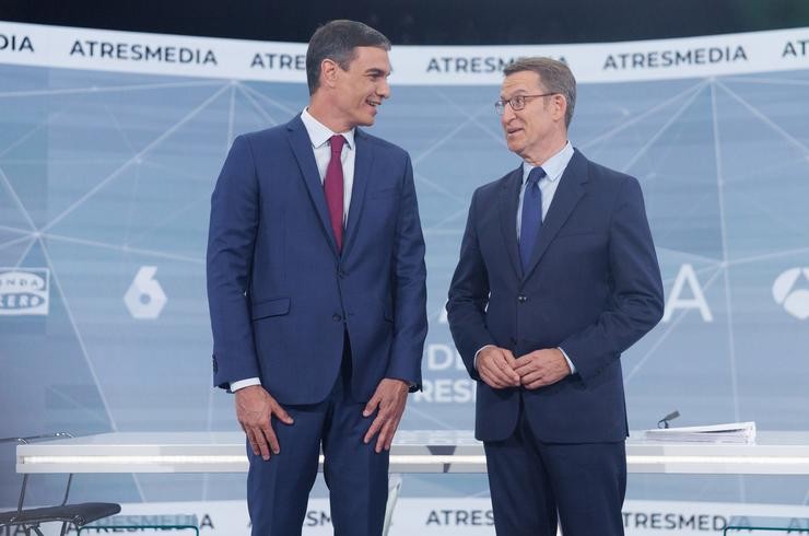 O presidente do Goberno e candidato  do PSOE á reelección, Pedro Sánchez, e o candidato do PP á presidencia, Alberto Núñez Feijóo, saúdanse antes do programa 'Cara a Cara. O Debate', en Atresmedia, a 10 de xullo de 2023, en Madrid (España). Eduardo Parra - Europa Press