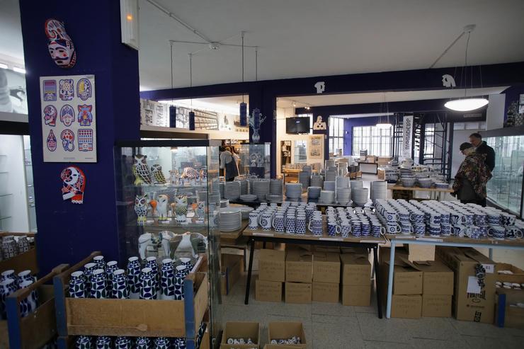 Pezas de cerámica en azul e branco expostas durante a primeira xornada destas rebaixas,  /Carlos Castro - Europa Press 