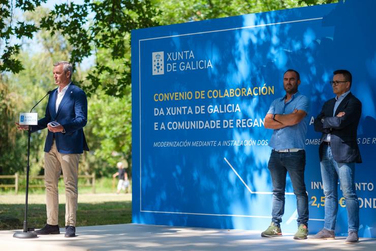 O presidente da Xunta, Alfonso Rueda,  acompañado polo conselleiro de Medio Rural, José González, na firma dun convenio coa Comunidade de regadoras 