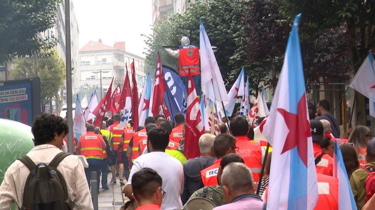 Centos de traballadores de ambulancias marchan por Santiago por un 'convenio digno' e interpelan a patronal e Xunta 