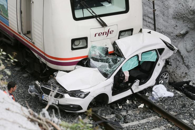 Vista do choque do tren a un coche nun paso a nivel, a 12 de xullo de 2023, en Lugo, Galicia (España). Un tren arroiou hoxe a un coche con tres ocupantes nun paso a nivel sen barreiras na parroquia de Recimil, no municipio de Lugo. O sinie. Carlos Castro - Europa Press