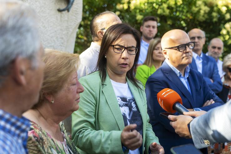 A responsable de Interior do PP nacional, Ana Belén Vázquez, e o líder do PP de Ourense, Manuel Baltar, na ofrenda floral polo 26 aniversario do asasinato de Miguel Anxo Branco na Merca.. PP / Europa Press