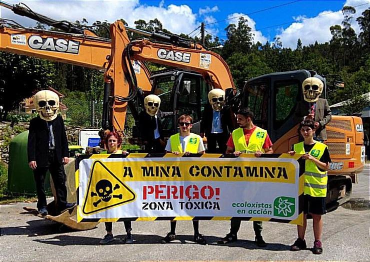 Acción de protesta de mariscadores e activisatas de Ecoloxistas en Acción na mina de San Fins / remitida