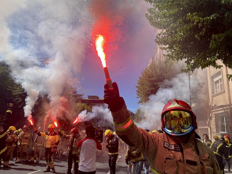 Protesta de bombeiros comarcais en Santiago