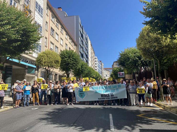Manifestación dos veciños de Corrubedo ante o Parlamento de Galicia / Europa Press