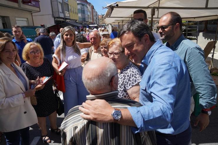 O secretario xeral do PSdeG, Valentín González Formoso, nunha visita á feira de Vimianzo (A Coruña). PSDEG / Europa Press