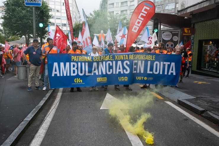 Traballadores de ambulancias con pancarta / César Argina - Europa Press / Europa Press