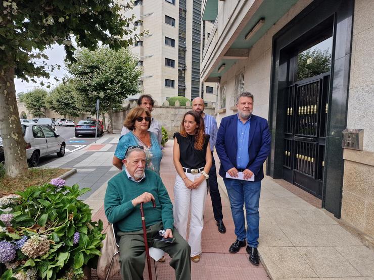 A familia de Déborah Fernández este venres no lugar onde residía a moza / PEDRO DAVILA-EUROPA PRESS 