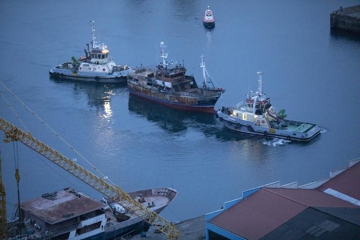 O pesqueiro ?Novo San Juan? procedente de Burela (Lugo), chega ao Porto de Xixón, a 14 de xullo de 2023, en Xixón, Asturias (España). O barco ardeu en Gran Sol o 2 de xullo e os seus 15 tripulantes foron rescatados cando estaban en balsas salvavidas. O. Jorge Peteiro - Europa Press / Europa Press