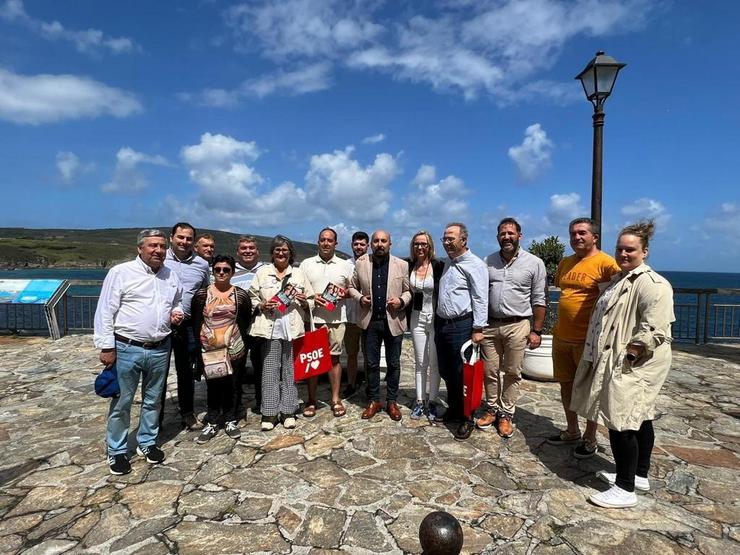 O secretario de Organización do PSdeG, José Manuel Lage, en Malpica xunto a candidatos e militantes. PSDEG / Europa Press