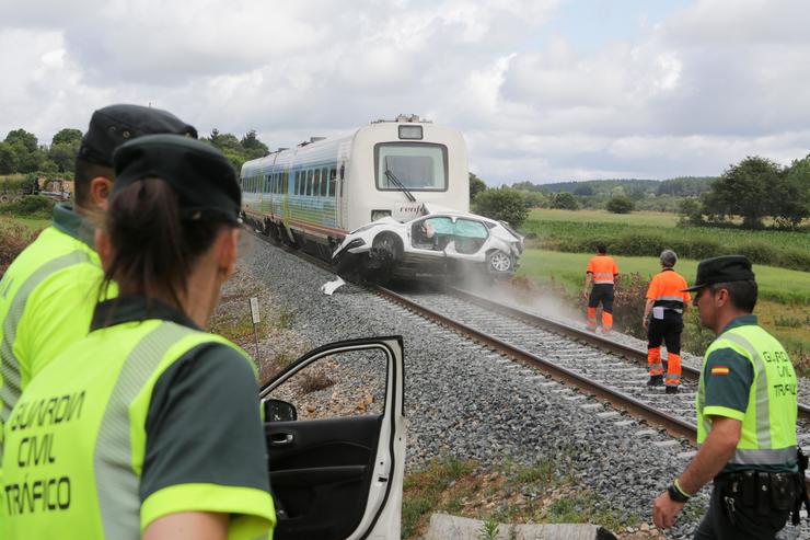 Gardas civís de tráfico fronte ao choque dun tren 