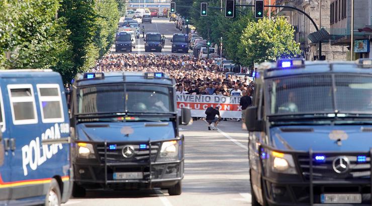 Furgóns policiais durante unha manifestación en dirección a Stellantis do sector do metal / Javier Vázquez - Europa Press
