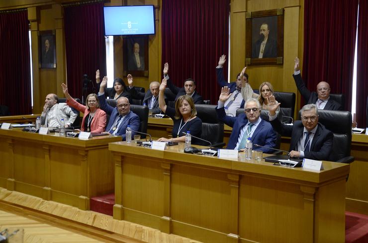 Votación para elixir ao novo presidente da Deputación de Ourense, Luís Menor.. Rosa Veiga - Europa Press 