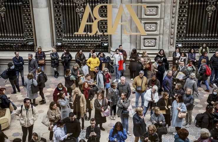 Persoas esperando para entrar en Zara/ Europa Press