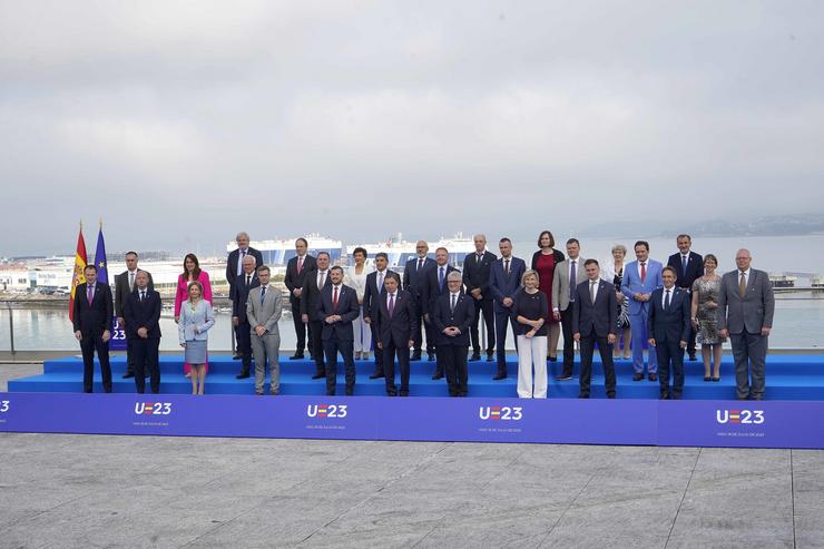 Foto de familia, na primeira fila, o comisario de Medio Ambiente, Océanos e Pesca, Virginijus Sinkevicius (4e) e o ministro de Agricultura, Pesca e Alimentación, Luís Planas (5i), pousan xunto aos ministros de Pesca da Unión Europea, á súa chegada. Javier Vázquez / Europa Press