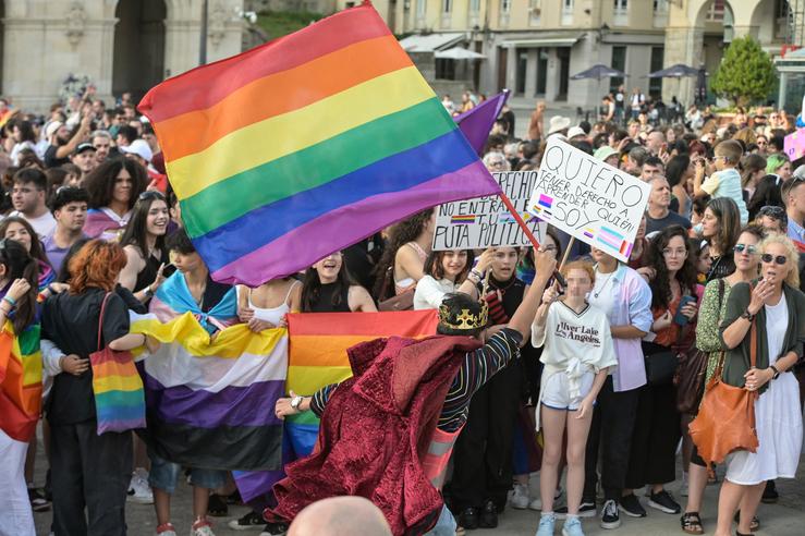 Varias persoas durante unha manifestación polo Día do Orgullo LGTBIQ+, o 28 de xuño, na Coruña 