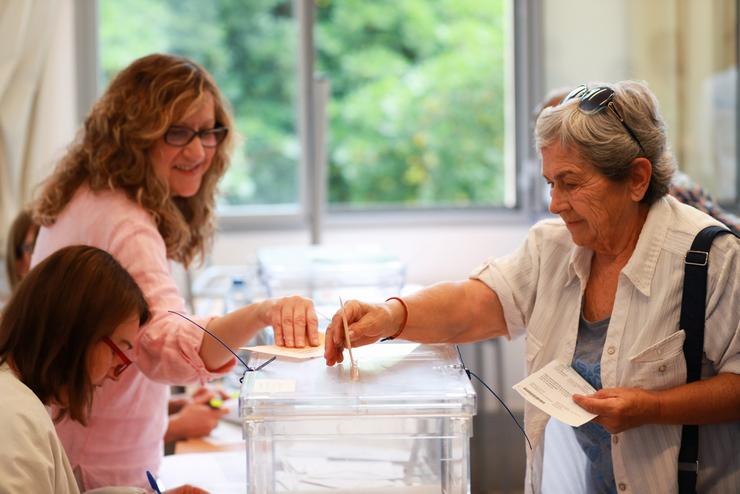 Unha persoa exerce o seu dereito ao voto, a 28 de maio de 2023, en Palma, Mallorca, Baleares 