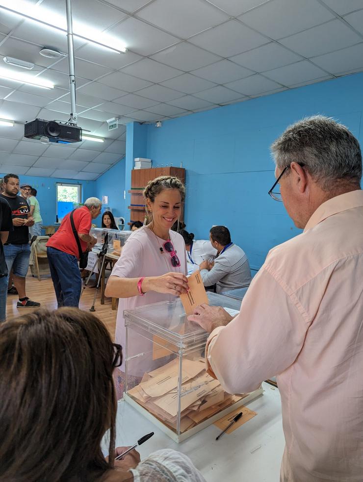 A candidata de Sumar ao Congreso pola provincia de Pontevedra, Verónica M. Barbero, exerce o seu dereito a voto en Baiona 