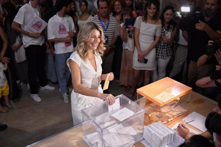 A candidata de Sumar á Presidencia do Goberno, Yolanda Díaz, exerce o seu dereito a voto na Escola Técnica Superior de Enxeñeiros de Minas e Enerxía da UPM, en Madrid 
