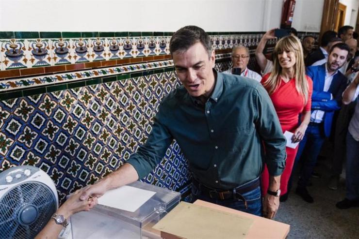 O presidente do Goberno e candidato a reelección polo PSOE, Pedro Sánchez, exerce o seu dereitoa voto no Colexio de Nosa Señora do Bo Consello en Madrid 