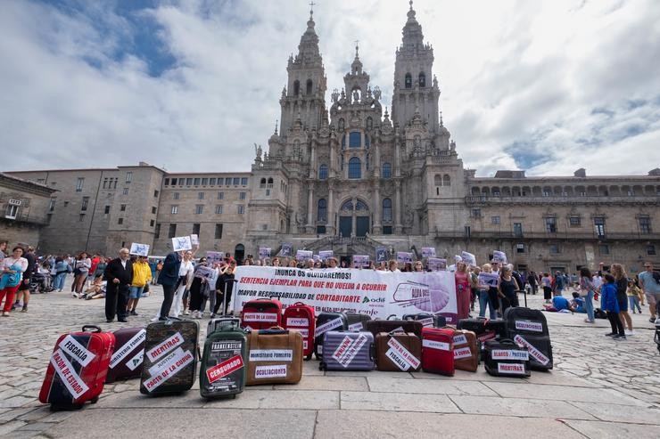 Familiares de falecidos e feridos no descarrilamento do Alvia na curva da Grandeira chegan ata a Praza do Obradoiro tras unha marcha de protesta, a 24 de xullo de 2023 / César Arxina