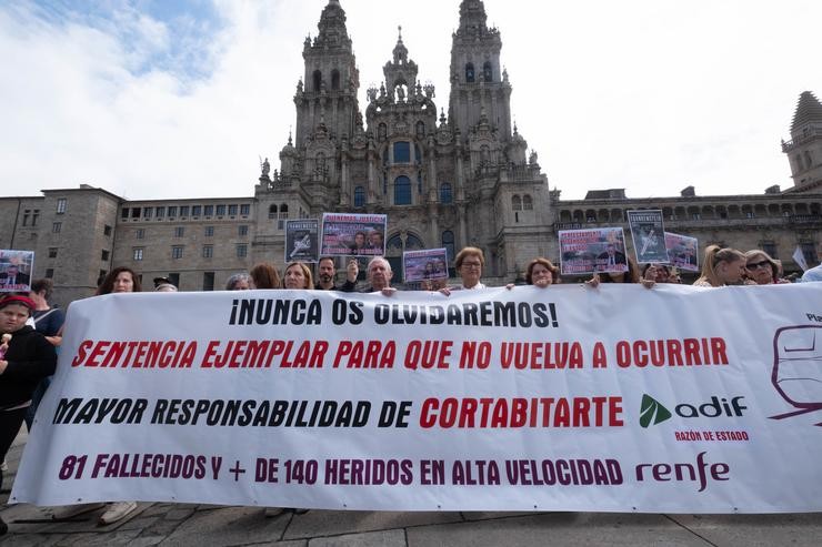 Familiares de falecidos e feridos o descarrilamento do Alvia na curva da Grandeira chegan ata a Praza do Obradoiro tras unha marcha de protesta, a 24 de xullo de 2023 