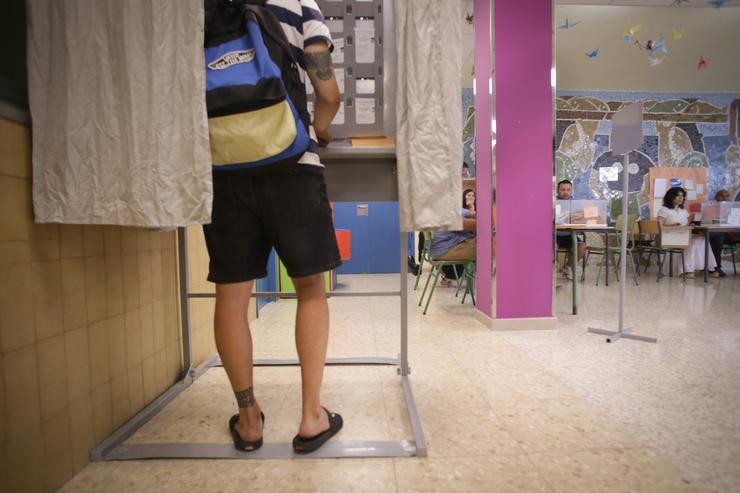 Un home prepárase para exercer o seu dereito ao voto / Carlos Castro - Europa Press