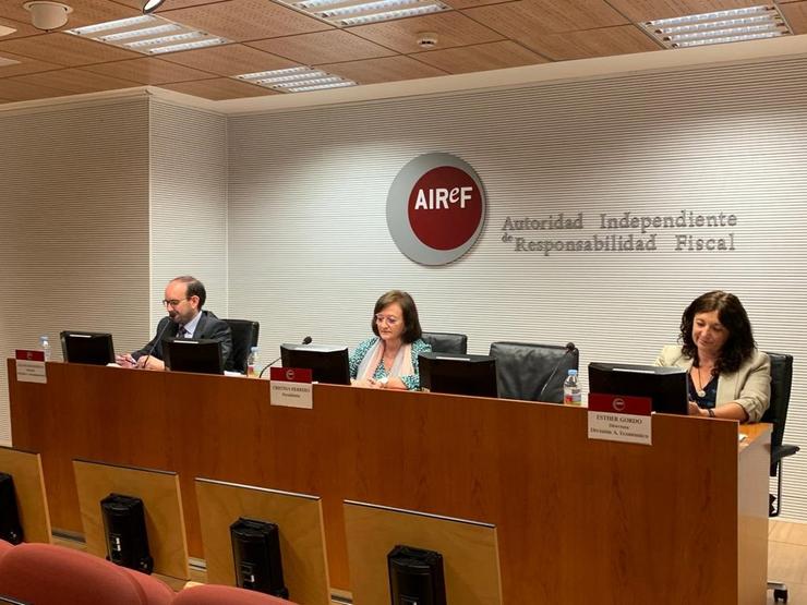 Arquivo - Imaxe da rolda de prensa ofrecida este xoves pola presidenta da Airef, Cristina Ferreiro, no centro da imaxe, para presentar o informe sobre execución orzamentaria, débeda pública e regra de gasto 2020.. AIREF - Arquivo 